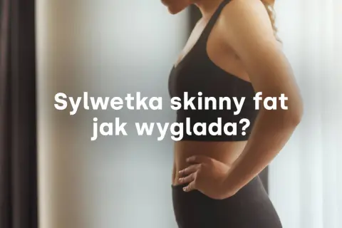 Sylwetka skinny fat – jak ją rozpoznać? Kobieta w sportowym topie i legginsach, z dłońmi na biodrach.