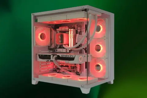 Ein weißer PC mit vielen roten Lüftern, der eine optimale pc airflow simulation ermöglicht.