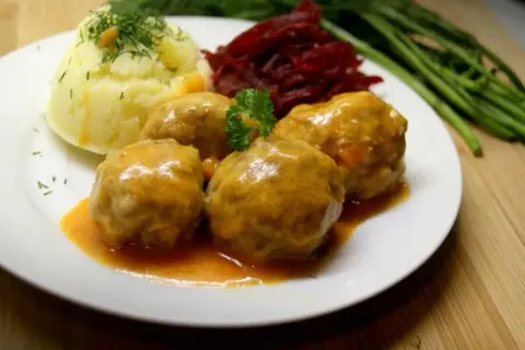 Pyszne pulpety w sosie pomidorowym, podane z puree ziemniaczanym i buraczkami.