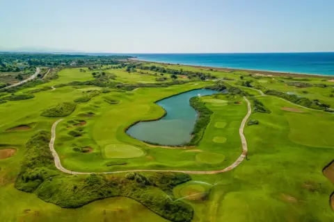Vacker golfbana vid havet, perfekt för en golfrunda i Belek.