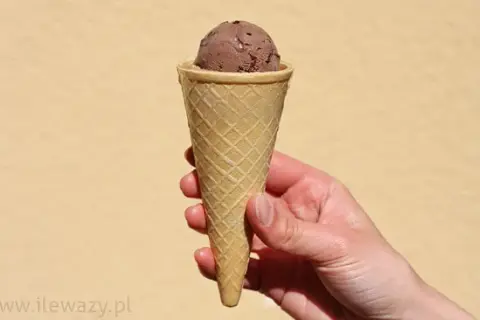Ile kalorii ma gałka lodów czekoladowych? Sprawdź, co wpływa na kcal!
