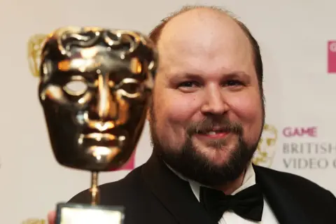 Markus Persson, twórca Minecraft, z nagrodą BAFTA.