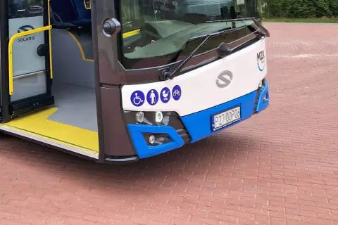 Autobus MZK Suwałki z oznaczeniami dla niepełnosprawnych, rodziców z dziećmi i rowerzystów.