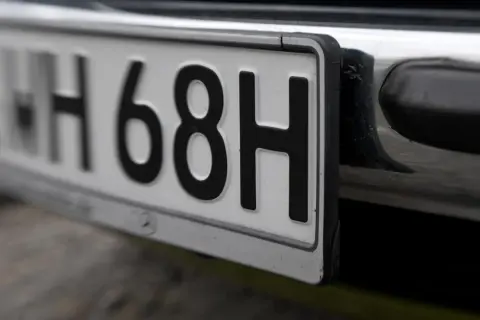 Nummernschild eines Oldtimers, bereit für die Zulassung. WH 68H.