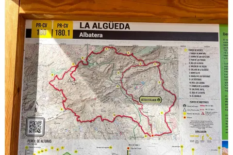 Mapa de senderismo de La Algüeda, Albatera. Muestra la ruta PR-CV 180 y 180.1, con puntos de interés y directrices para llegar.