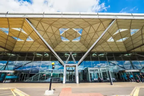 Lotnisko Stansted z nowoczesną, geometryczną konstrukcją dachu. Szukasz, jak najtaniej dojechać z lotniska Stansted do Londynu?