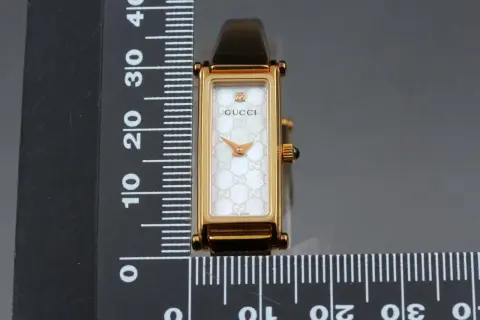 Elegante reloj Gucci mujer antiguo, con esfera nacarada y logo GG. Un tesoro de estilo clásico.