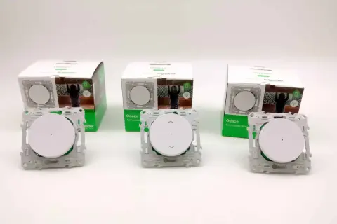 Trois interrupteurs connectables Odace Schneider Electric, prêts à rendre votre maison plus **wiser zigbee**.