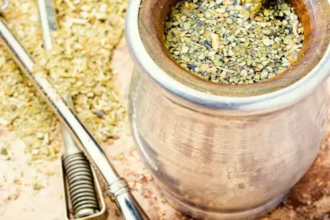 Tradycyjny sposób na to, jak pić yerba mate: metalowe naczynie (matero) z suszem i bombillą, gotowe do zalania.