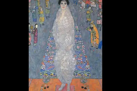 Portret kobiety w bogato zdobionej sukni, na tle sceny z postaciami w orientalnych strojach. Ciekawe fakty o Gustavie Klimcie i jego dziełach.