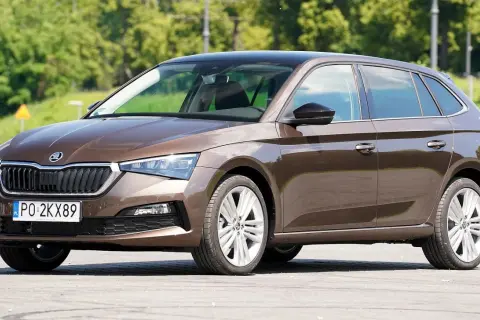 Brązowa Skoda Scala na zewnątrz, idealna do miasta. Wiele pozytywnych skoda scala opinie potwierdza jej wszechstronność.