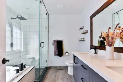 Ventana de baño: ¿Cómo elegir la perfecta para luz y privacidad?