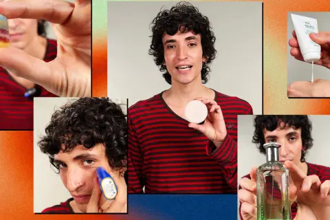 Un ragazzo con capelli ricci mostra prodotti per la cura della pelle e profumo, un'atmosfera da mag festival.
