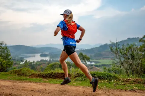 Courseuse en pleine action, découvrez comment choisir ses chaussures de trail pour affronter ce paysage époustouflant.