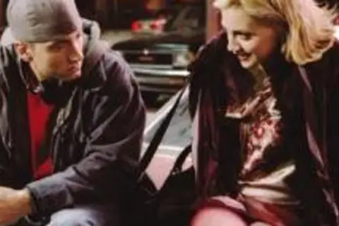 Brittany Murphy i Eminem w scenie z filmu "8. Mila".