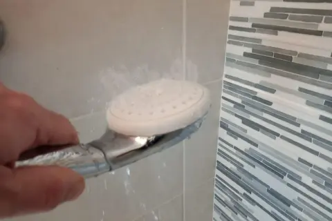Main tenant, j'essaie d'augmenter la pression du robinet de la douche pour un meilleur jet.