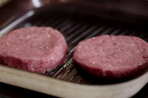 Jak długo smażyć burger wołowy z Biedronki, aby nie były suche?