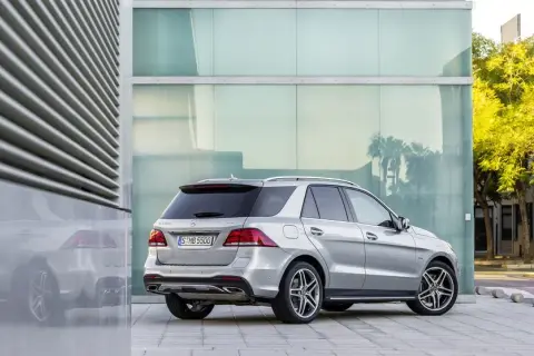 Myślę, że "Mercedes Klasy M (ML/GLE) poradnik kupującego. Który wybrać?" będzie idealnym tytułem.