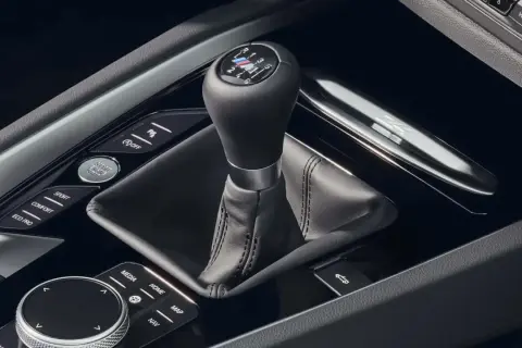 Detaljbild på en BMW automatlåda med växelspak och körlägesknappar.