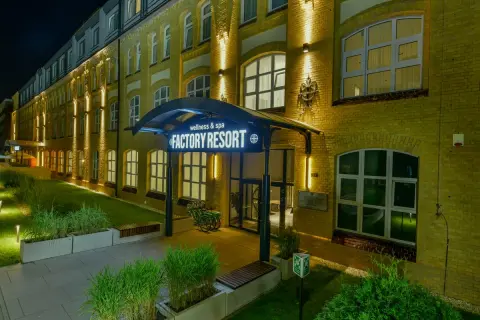 Factory Resort Wellness & Spa: nocne wejście do obiektu, iluminacja budynku, zielone tereny. Opinie o tym miejscu są zazwyczaj pozytywne.