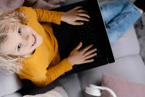 Jakie laptopy dla 4 klasistów są najlepsze do nauki i zabawy?