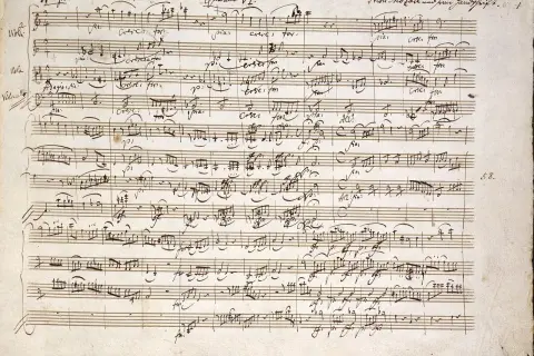 Notenblatt mit handschriftlicher Partitur von Mozart. Ein Blick auf die Entstehung von Mozart bekannte Werke, hier Quartetto VI.