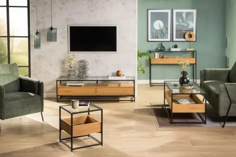 Nowoczesny salon z betonową ścianą i meblami, gdzie beton i drewno tworzą stylowe połączenie.