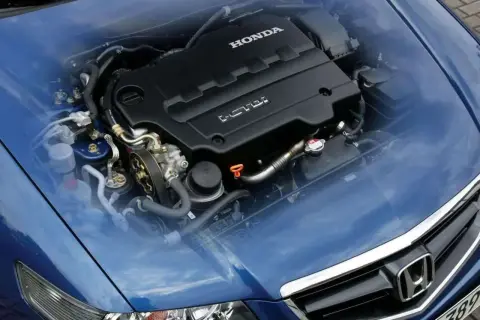 Silnik Hondy z napisem i-DTEC. Jego praca to akord vii, który napędza auto.