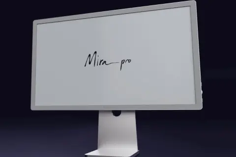 Écran BOOX Mira Pro avec inscription manuscrite "Mira pro".