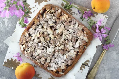 Sbriciolata marmellata Bimby senza burro, croccante e profumata, guarnita con mandorle e zucchero a velo. Perfetta per ogni occasione.