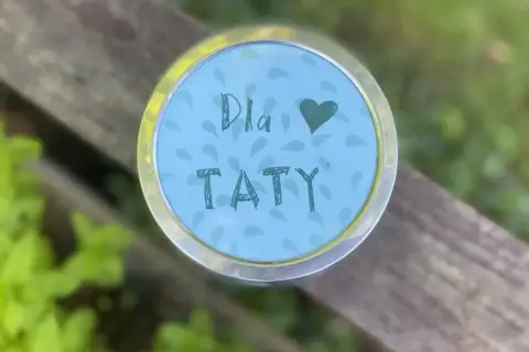 Uroczy prezent na Dzień Ojca od przedszkolaka. Okrągły, błękitny medalion z napisem "Dla Taty" i serduszkiem.