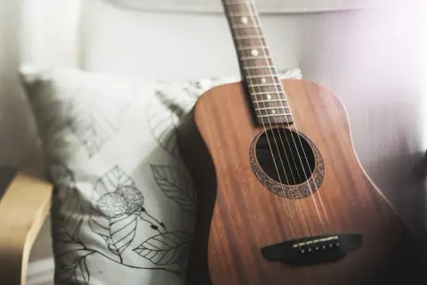 Akustyczna gitara, gotowa do harcerskiego bicia przy ognisku.