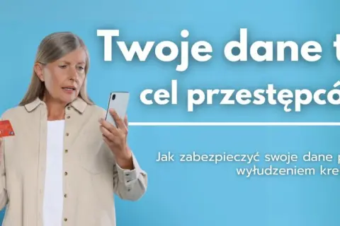 Kobieta z kartą kredytową i telefonem. Twoje dane to cel przestępców. Dlaczego po wygraniu drobnej kwoty w loterii pożyczkowej dostajesz więcej ofert spamu?