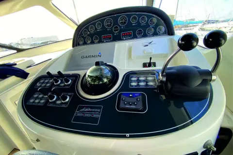 Cruscotto barca fai da te con bussola, comandi Garmin e Volvo Penta. Pronto per navigare!