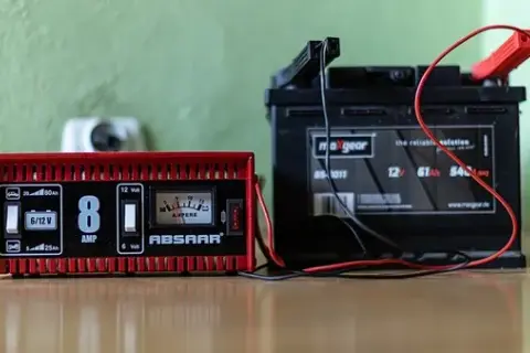 Jak podłączyć prostownik do ciężarówki, aby uniknąć problemów z akumulatorem