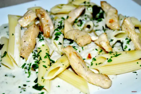 Penne z kurczakiem w kremowym sosie gorgonzola, posypane natką pietruszki. Pyszne danie, które zachwyci każdego smakosza.