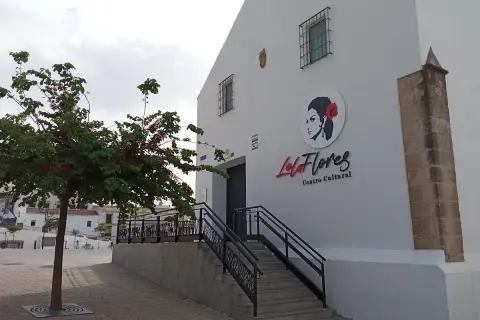 Centro Cultural Lola Flores en la calle Lola Flores. Un árbol solitario adorna la plaza frente al edificio blanco.