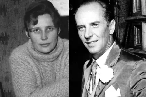 Marek Hłasko i Agnieszka Osiecka, ikony polskiej kultury, w czarno-białym kadrze.