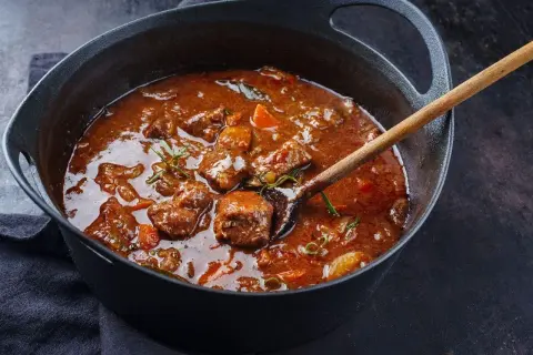 Ile dusić wołowinę, aby uzyskać idealną miękkość i smak?