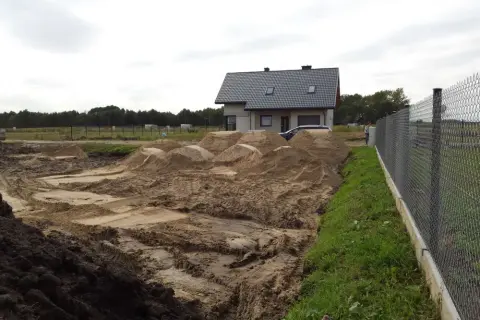 Jaka ziemia na podniesienie terenu? Wybierz najlepsze rozwiązanie dla stabilności