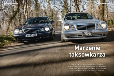 Dwa Mercedesy E Klasa W210 AMG jadące drogą wśród drzew. Jeden ciemny, drugi srebrny.