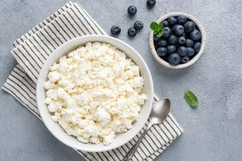 Ricotta di capra, un alimento leggero e nutriente. Scopri i suoi valori nutrizionali per una dieta sana e gustosa.