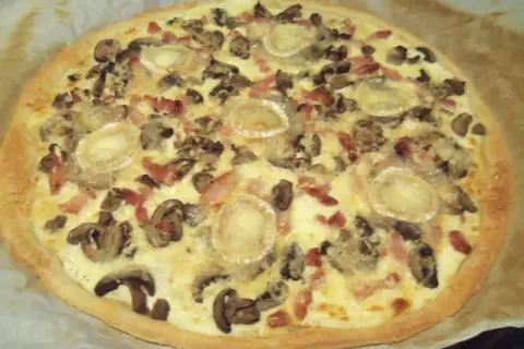 Pizza chèvre lardon crème fraîche: la recette gourmande et facile