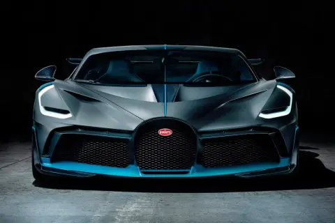 Szary Bugatti Divo z niebieskimi akcentami, przód samochodu na ciemnym tle.