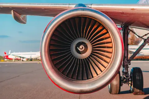Silnik samolotu Electra Airways na płycie lotniska w Katowicach. Gotowy do startu.