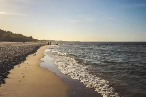 Spacer po plaży w Karwi, idealne miejsce na relaks i odkrywanie atrakcji w okolicy.