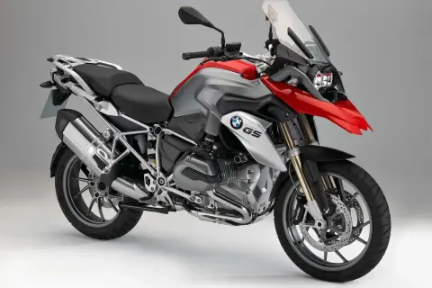 BMW GS 1200, z czerwono-srebrnym malowaniem, gotowy na przygodę. Sprawdź jego dane techniczne!