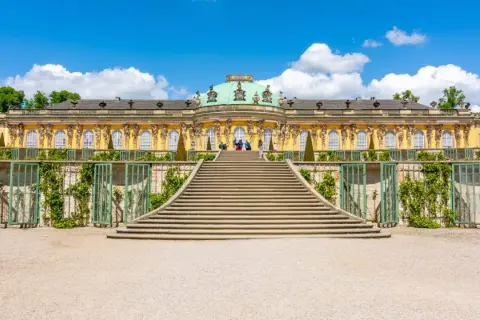 Sonniges Potsdam: Schloss Sanssouci mit langer Treppe lädt zum Erkunden ein. Was kann man in Potsdam machen? Hier!