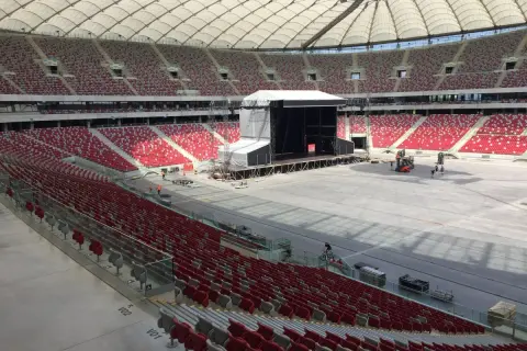 Przygotowania do wielkiego koncertu PGE Narodowy. Scena gotowa, trybuny czekają na tłumy.