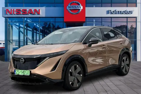 Złoty Nissan Ariya 100% elektryczny na placu dealera Polmotor. Czekamy na nissan ariya test!